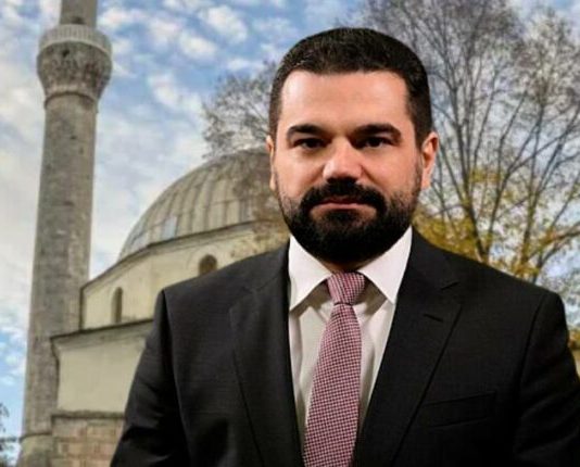 Krenar Lloga rikthen në vëmendje shkatërrimin e Xhamisë Burmali: Një nga krimet e pushtuesve serbë