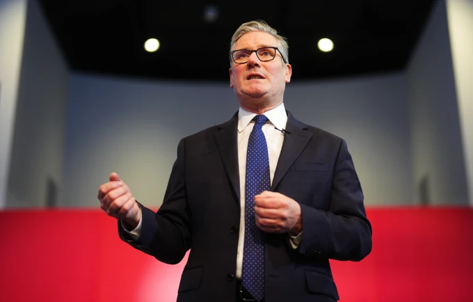 Starmer zotohet të mos largohet nga posti i tij pavarësisht presionit