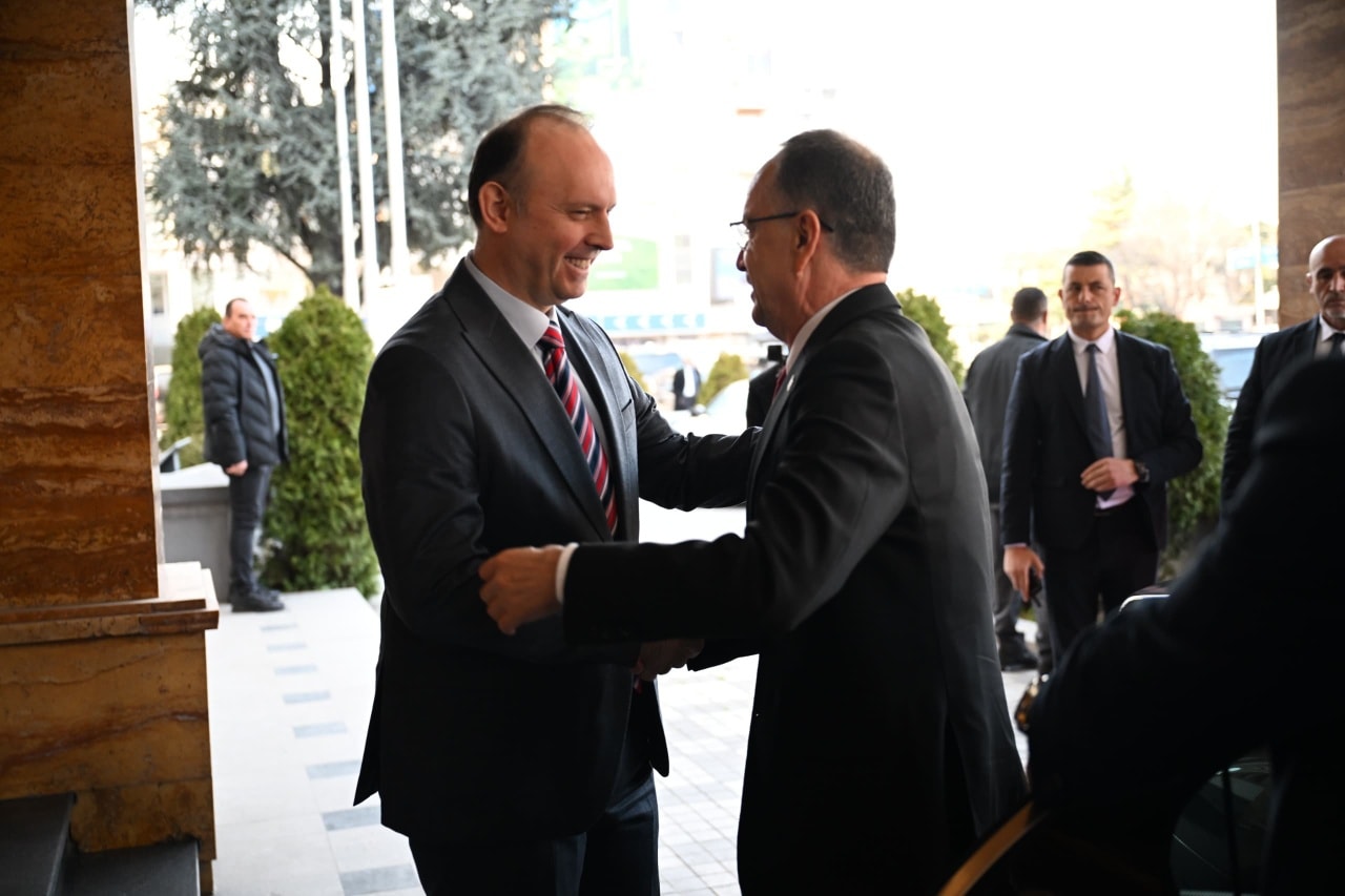 Kryeparlamentari Gashi pret Presidentin Begaj në Kuvend  Integrimi në BE dhe projektet infrastrukturore në fokus të takimit