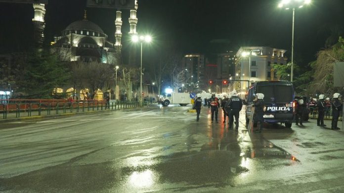 900-0-1771619376xpolicia-protesta-xhamia-772