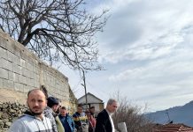 Feti Abazi, inspekton murin mbrojtës, në rrugën e dëmtuar prej vërshimeve në Novo Sellë. “Sanimi i dëmeve, vazhdon”