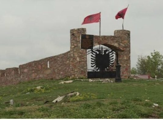 Shkupi kujton dëshmorët e parë të UÇK-së: Organizojet Akademi Përkujtimore për betejën e Tanushës