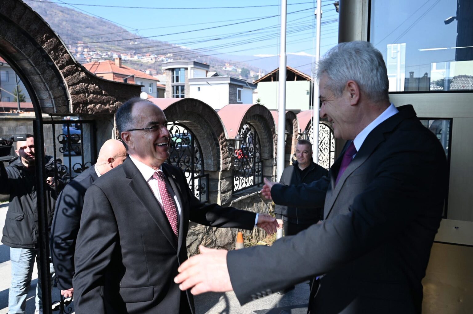 ahmeti-pret-presidentin-begaj-ne-seline-e-bdi-se-marreveshja-e-ohrit-eshte-vije-e-kuqe