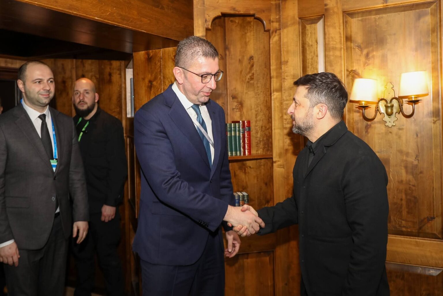Mickoski takon Zelenskyn në Mynih  Paqja kërkon drejtësi dhe unitet evropian