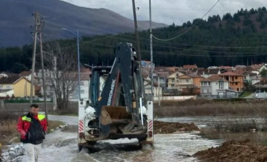 permbytje-pas-reshjeve-ne-gostivar-dhe-rrethine-rruge-te-bllokuara-dhe-nderhyrje-emergjente-nga-ekipet-komunale