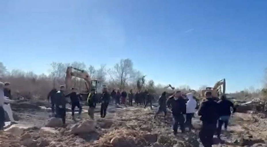 plas-grushti-mes-policise-dhe-banoreve-ne-velipoje