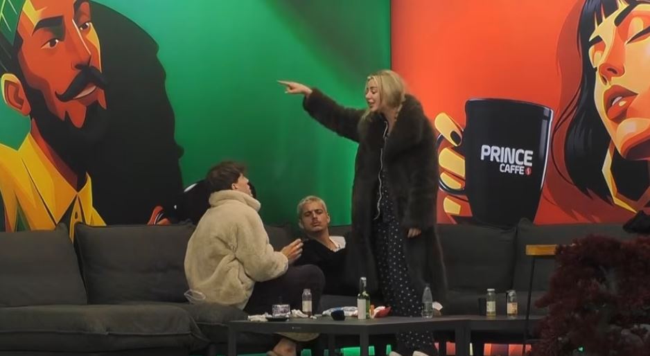 je-i-deshperuar-je-ka-e-qet-te-keqen-te-une-elijona-shperthen-ndaj-klodit-video