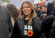 Edita Doli shkëlqeu në protestën e djeshme: “Kosovë, ti amanet i dëshmorëve!”