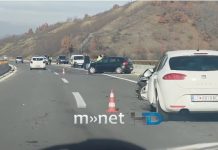 5 vetura përplasen në autostradë