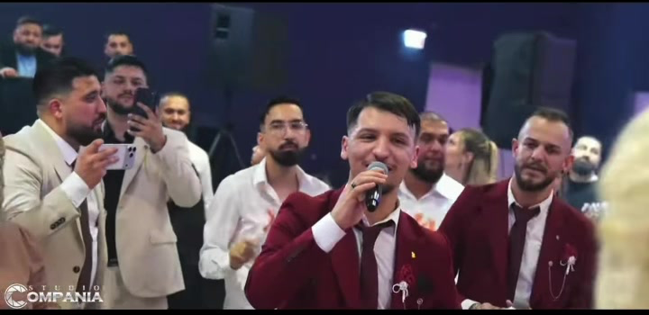 Floriani marton motrën  bashkë me familjen i këndojnë në dasëm