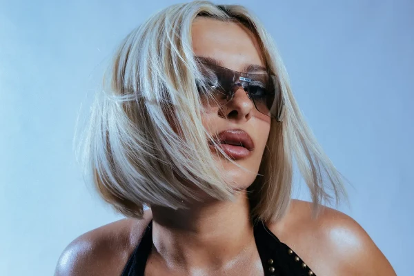  Mbylle gojën   Bebe Rexha doli për t i përshëndetur njerëzit në ballkon  por mori një përgjigje brutale nga fqinjët në Londër