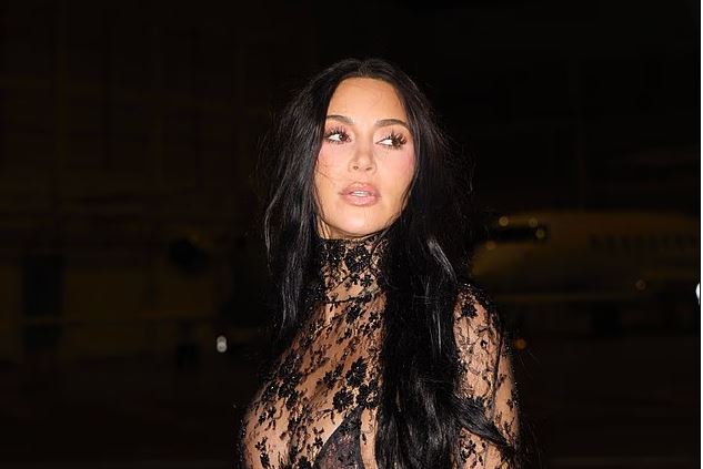 Kim Kardashian del me kostum të zi me dantella në Paris