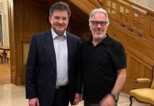 ‘Ndihem si idiot’, Lajçak pasi i dolën mesazhet në dosjen Epstein