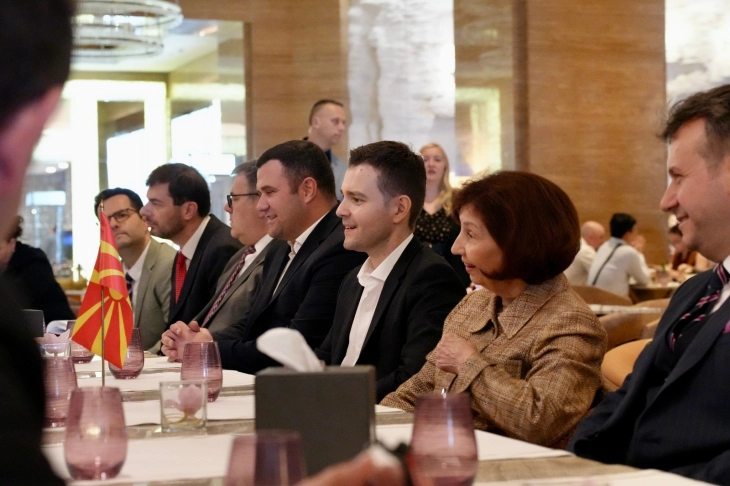 Takim i ministrit Mucunski me Qytetarë të Maqedonisë së Veriut që jetojnë dhe punojnë në Emiratet e Bashkuara Arabe