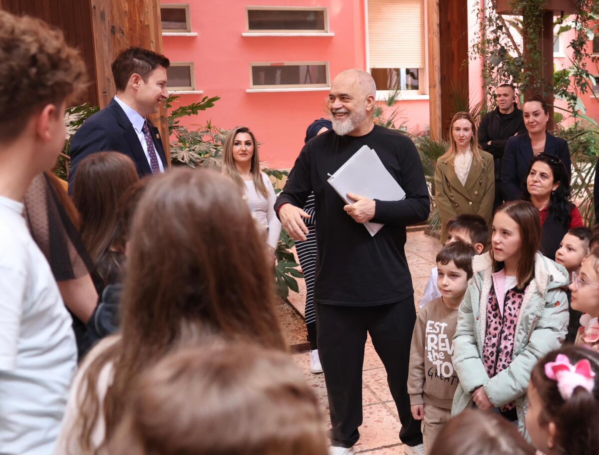  Mbajnë gjallë gjuhën shqipe   Edi Rama takon fëmijët e Manastirit
