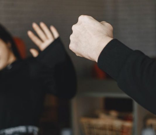 Shtetasi serb e rrahu gruan në lokal, e më pastaj edhe në hotel në Ohër