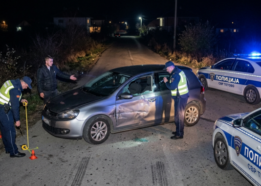 Ia bllokuan rrugën, dolën nga vetura dhe e rrahën 26 vjeçarin nga Tetova