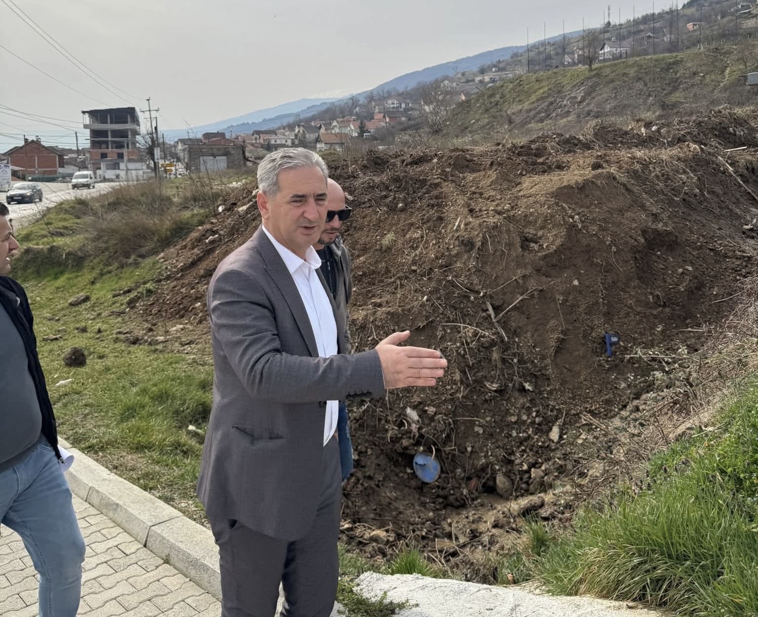 Feti Abazi  intervenon për pastrimin e kanalit në Siniçan   Prioriteti ynë  siguria qytetare dhe infrastruktura publike 