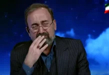 Prezantuesi në Iran duke qarë konfirmon lajmin për vdekjen e Khameneit