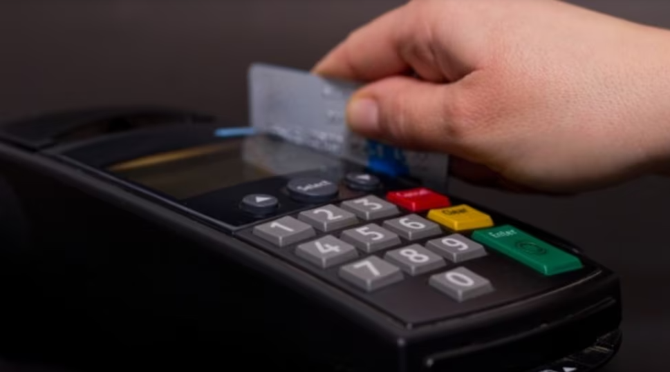 tentoi-te-marre-kredi-ne-emer-te-bashkeshortes-arrestohet-nje-shtetas-i-shqiperise