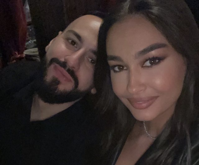 Pas zyrtarizimit të lidhjes  Adrola Dushi uron publikisht Capital T për ditëlindje  Dhurata më e madhe 