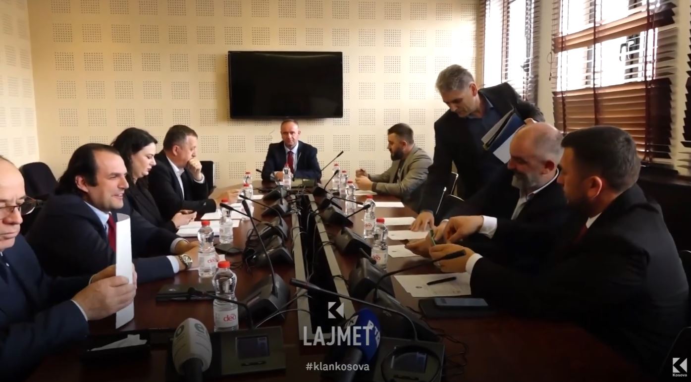 Meraku i deputetëve  S kanë bileta  lojën e ndjekin nga shtëpia