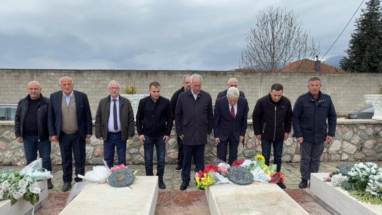 ahmeti-nderon-deshmoret-e-decanit-kujtese-per-sakrificen-dhe-thirrje-per-unitet-kombetar