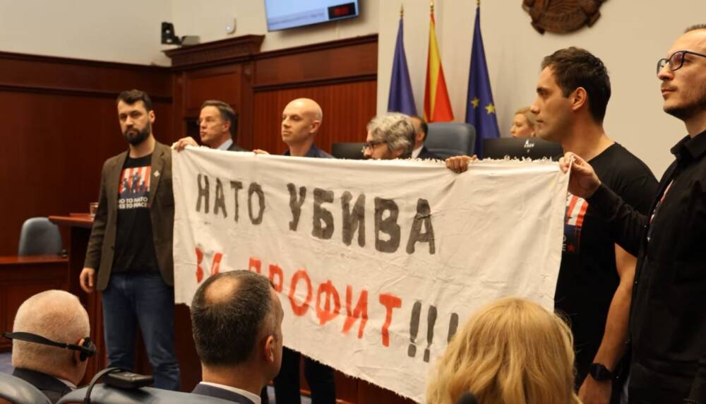 nato-vret-rute-u-prit-me-parulla-anti-nato-nga-disa-deputete-ne-kuvendin-e-maqedonise