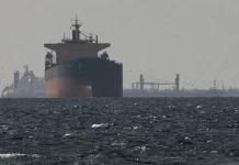 Rreth 2,000 anije dhe 20,000 marinarë mbeten të bllokuar në Ngushticën e Hormuzit