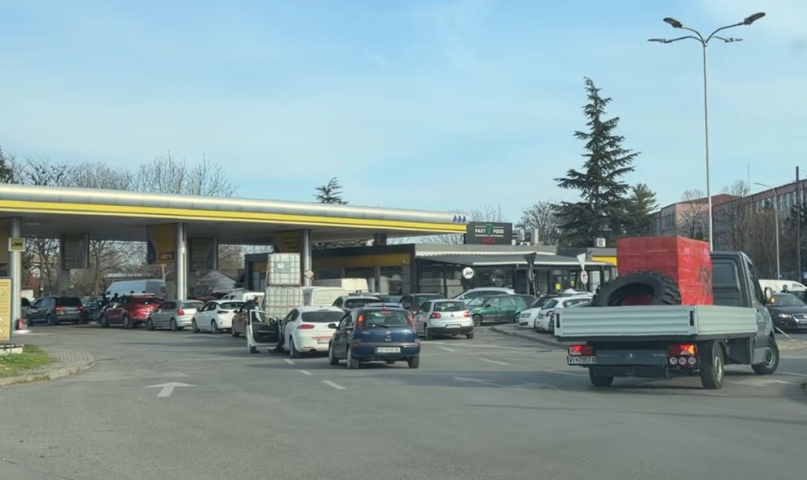 radhe-te-gjata-ne-pikat-e-karburantit-pas-njoftimit-per-cmime-me-te-larta-te-derivateve