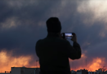 Frikë dhe shpresë në Iran mes bombardimeve SHBA-Izrael