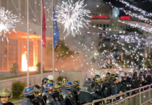 Protestuesit opozitarë në Tiranë hedhin molotovë drejt institucioneve