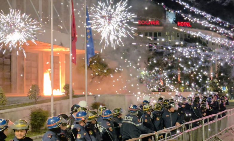 Protestuesit opozitarë në Tiranë hedhin molotovë drejt institucioneve