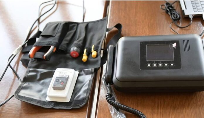 i-denuari-do-ta-vuaje-denimin-me-burg-ne-shtepi-me-byzylyk-elektronik-ne-kembe