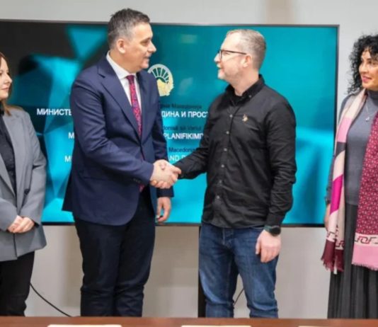 Ministri Hoxha nënshkruan marrëveshtjen për rritje pagash në ministrinë e tij