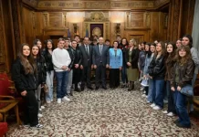 Gashi pret nxënësit nga SHMK “Drita” nga Kërçova në Kuvend