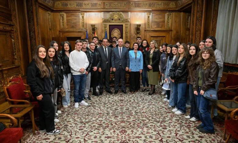 Gashi pret nxënësit nga SHMK  Drita  nga Kërçova në Kuvend