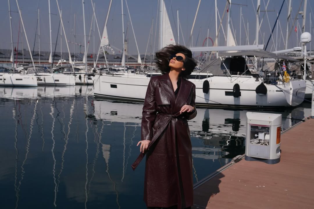 Elegante dhe plot stil  Arjola Demiri  ndez  rrjetin me foton e fundit