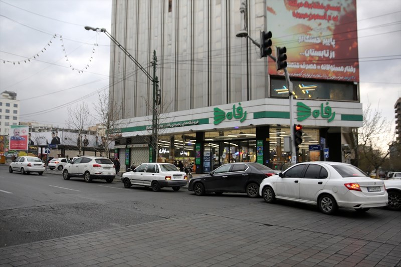 Radhë të gjata në stacionet e benzinës në Teheran