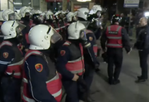 Shqipëri, protestues e deputetë përplasen me policinë