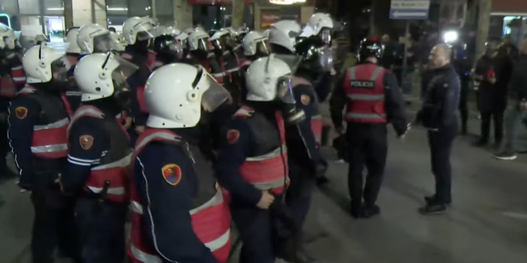 Shqipëri  protestues e deputetë përplasen me policinë