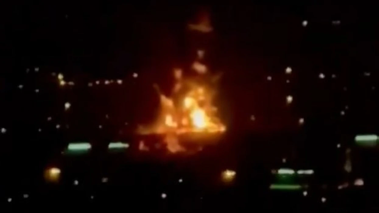 Fluturimet u pezulluan në aeroportin kryesor të Dubait pasi një dron goditi një rezervuar të karburantit dhe shkaktoi zjarr