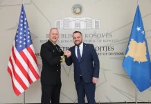 Shqiptari që drejton anijen luftarake amerikane USS Pearl Harbor në Kosovë, me ministrin Maqedonci flasin për avancimin e sistemit të mbrojtjes