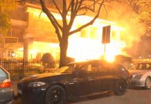 Proteston PD-ja: Ish-vila e diktatorit Enver Hoxha në flakë