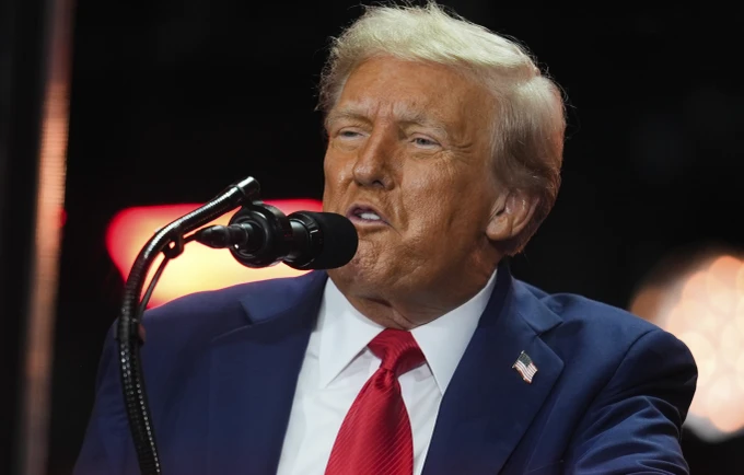 presidenti-trump-tallet-me-macron-nuk-e-ka-marre-akoma-veten-nga-shuplaka-e-gruas