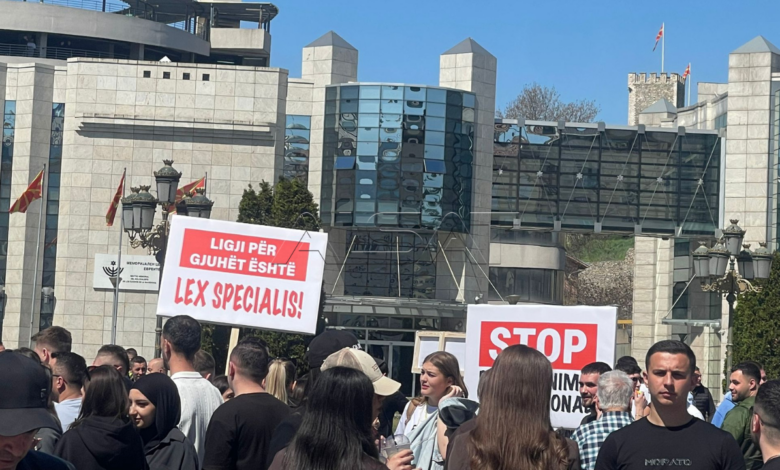 profesoret-e-bdi-se-ne-proteste-ademi-studentet-nuk-e-kishin-kerkuar-provimin-e-jurisprudences