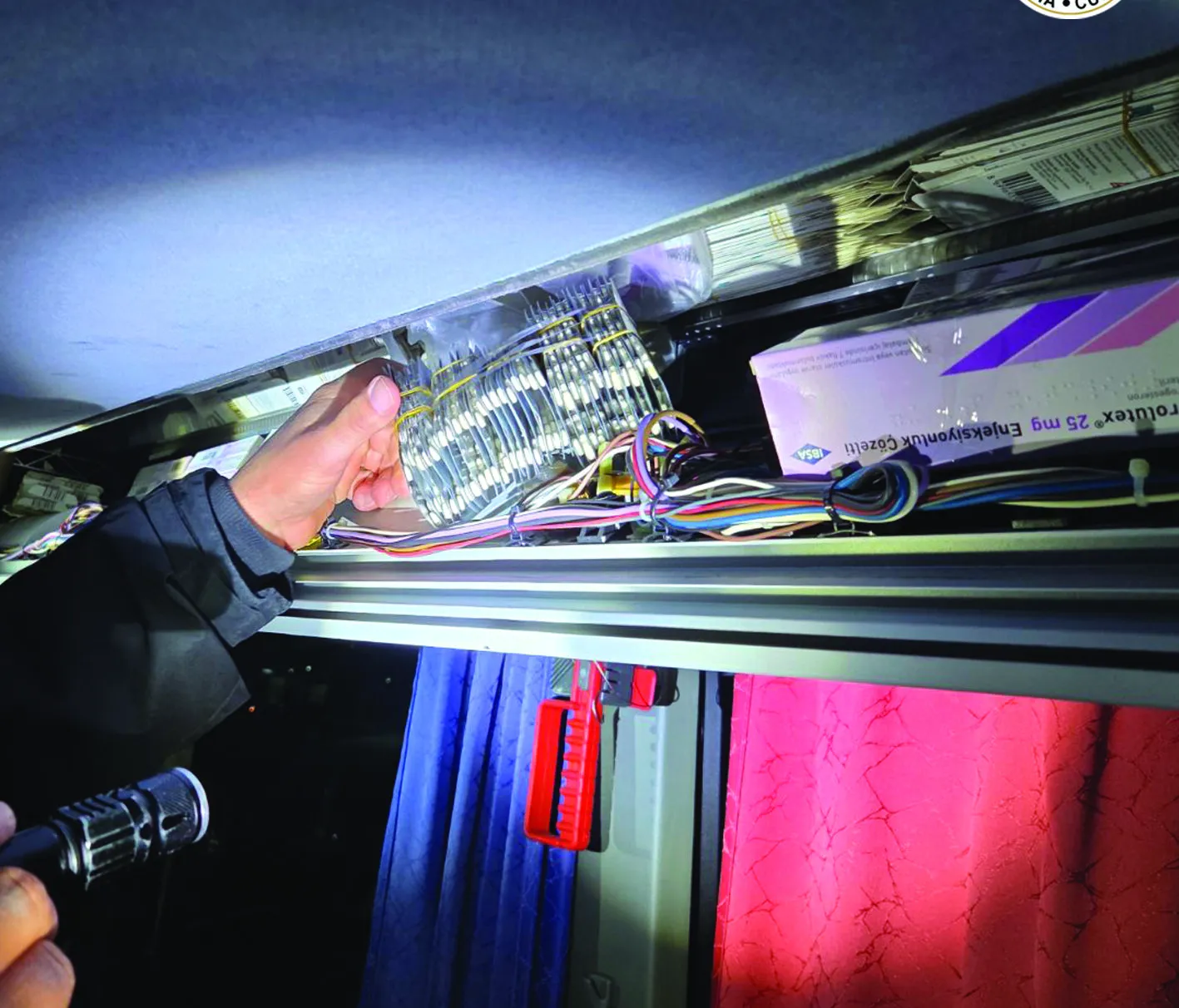 dogana-e-maqedonise-konfiskoi-mbi-16-mije-ilace-te-padeklaruar-te-fshehura-ne-nje-autobus-nga-kosova