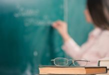 Ka punuar me diplomë falso, drejtoresha kërcënohet dhe i digjet vetura pasi e shkarkon mësuesen!”