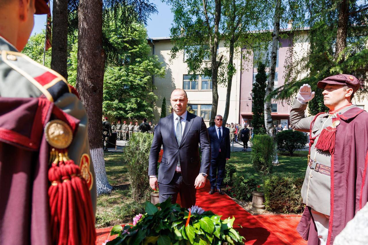 Ministri i Mbrojtjes së Maqedonisë së Veriut përcillet para memorialit që etiketon shqiptarët si "terroristë"
