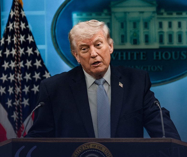 Trump kërcënon Iranin  Më mirë mos të jetë i vërtetë lajmi që keni vendosur tarifa ndaj anijeve cisternë